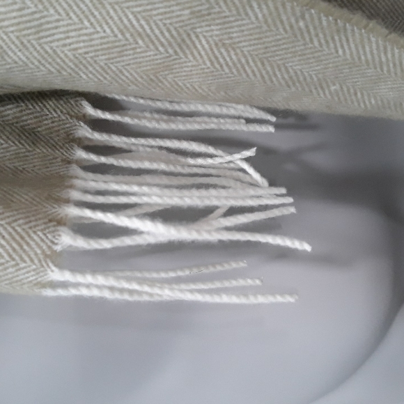 Cashmere light green herringbone design scarf. NWOT - Picture 5 of 6